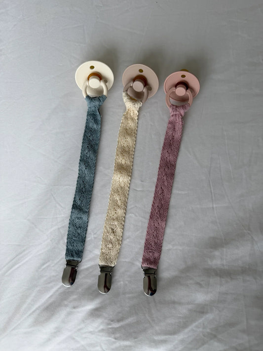 Fine Knit Paci Clip